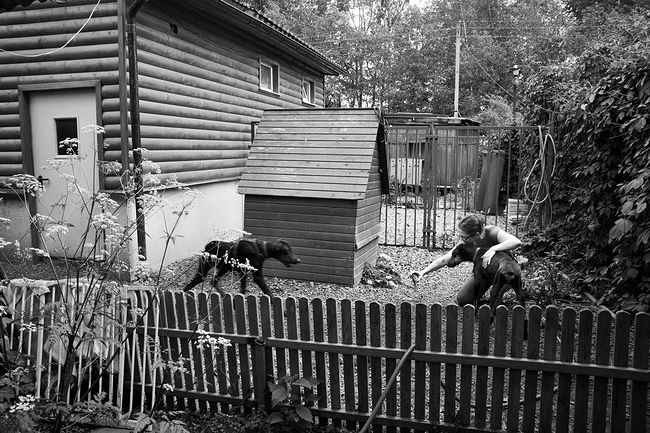 raisa mikhaylova . tanya and her kids. "Selfy" in the yard. Tanya has an Instagram account where she posts photos of her pets