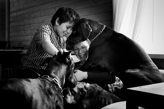 Tanya’s family: Tanya, Vanya, Dobermans Harwenta and Caesar, English Bulldog Eva (recently Eva has moved to Tanya’s mom)